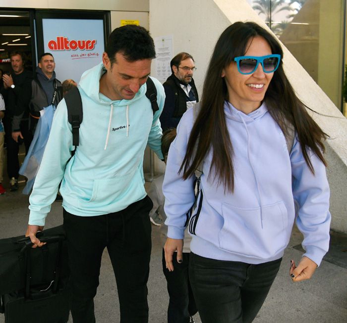 El cariñoso recibimiento a Scaloni de su mujer y sus hijos