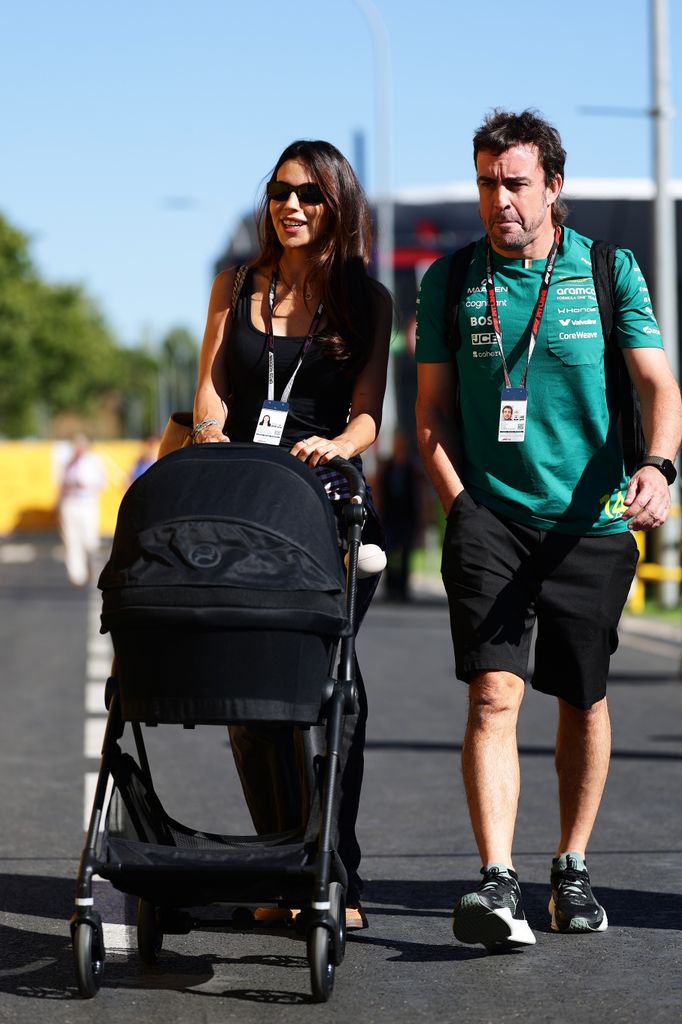 Melissa Jiménez y Fernando Alonso con su bebé 