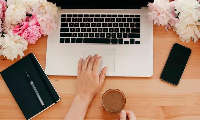 Mujer escribe en laptop