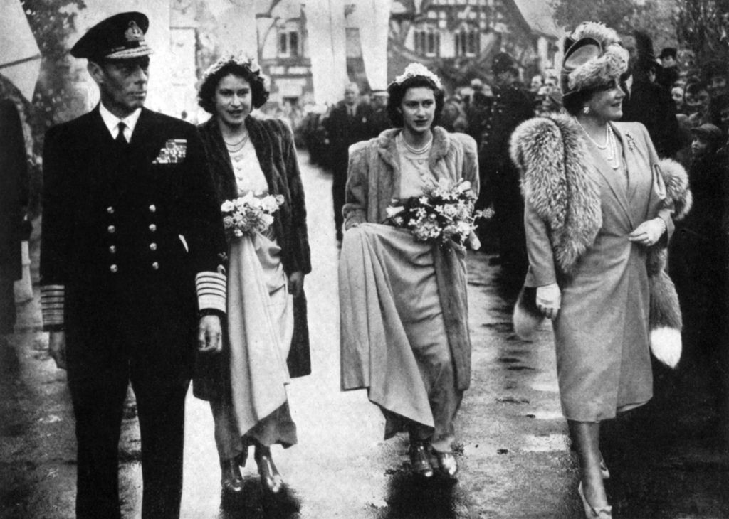 El rey Jorge VI de Inglaterra con la reina Isabel y sus hijas, Isabel, futura reina, y Margarita