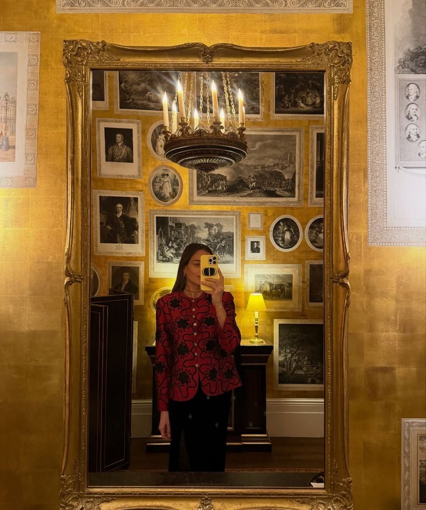 La princesa Cleopatra zu Oettingen-Spielberg deslumbra en rojo con un diseño de BOÜRET durante su escapada británica