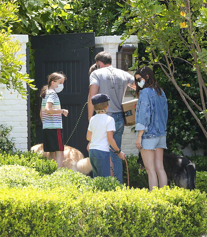 Ana de Armas y Ben Affleck con sus hijos
