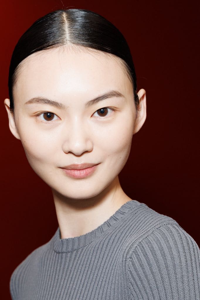 Modelo en el backstage del desfile de Max Mara