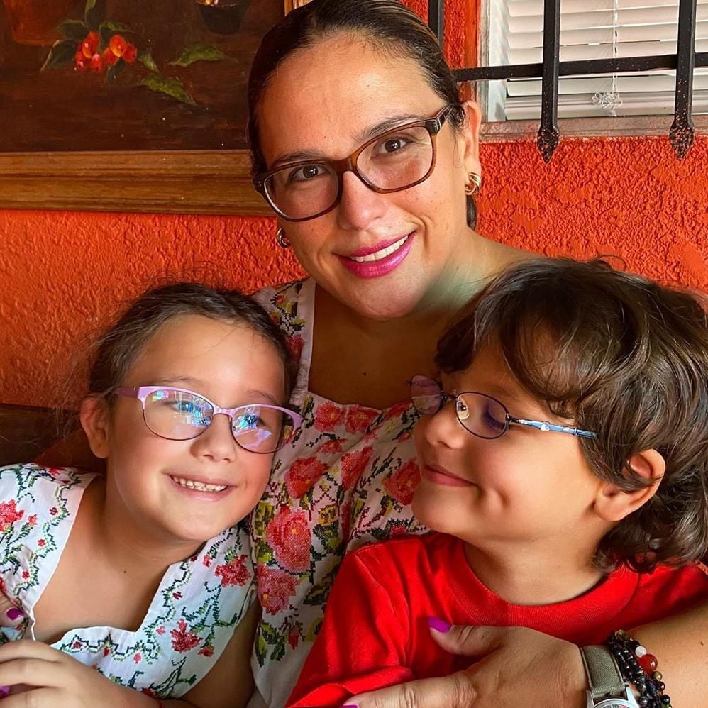 Angélica Vale y sus hijos