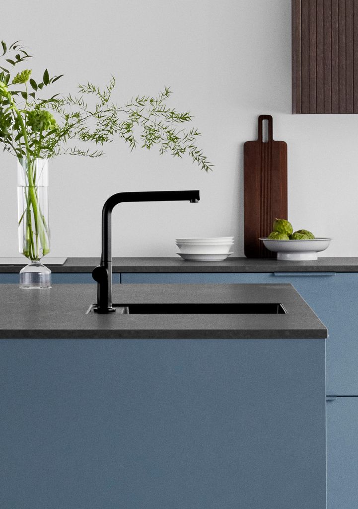 Detalle del fregadero en una cocina azul de la firma nórdica Kvik