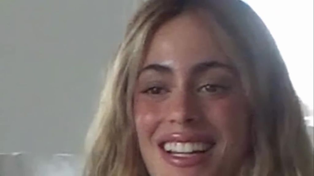 Tini lució muy feliz durante la primera prueba de vestido con el diseñador.