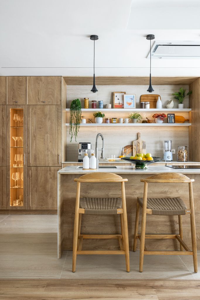 Cocina con estanterías suspendidas. 