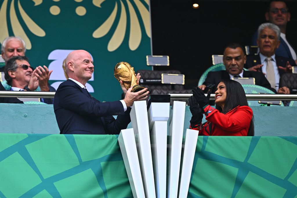 El presidente de la FIFA, Gianni Infantino y Salma Hayek presentan el torneo de la Copa Mundial de Fútbol 2026.
