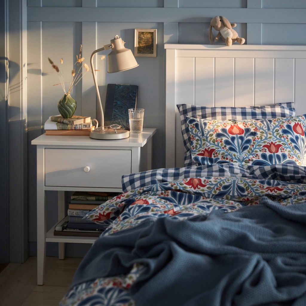 Dormitorio con muebles blancos de IKEA y ropa de cama azul