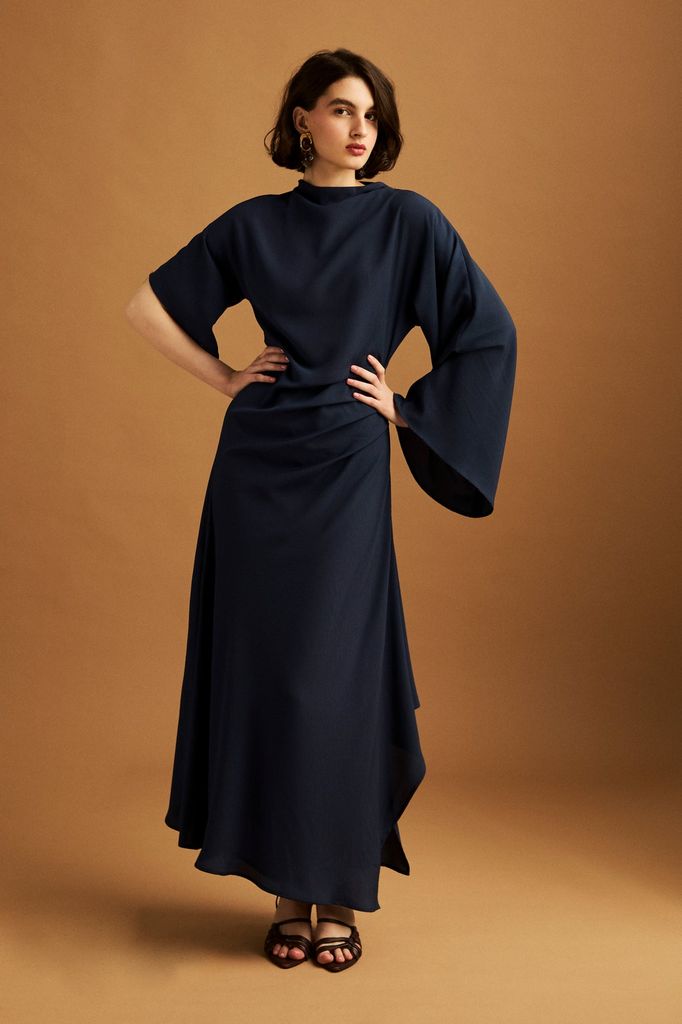 Vestido midi para madrinas con falda drapeada asimétrica y apertura lateral
