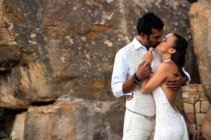 Elisa Mouliaá da el 'primer paseíto' su hija recién nacida