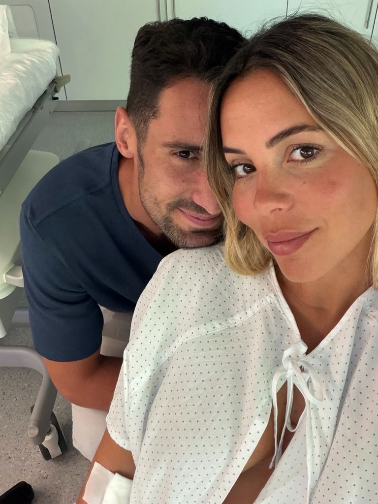 Una foto de la pareja en el hospital, a punto de conocer a su pequeño