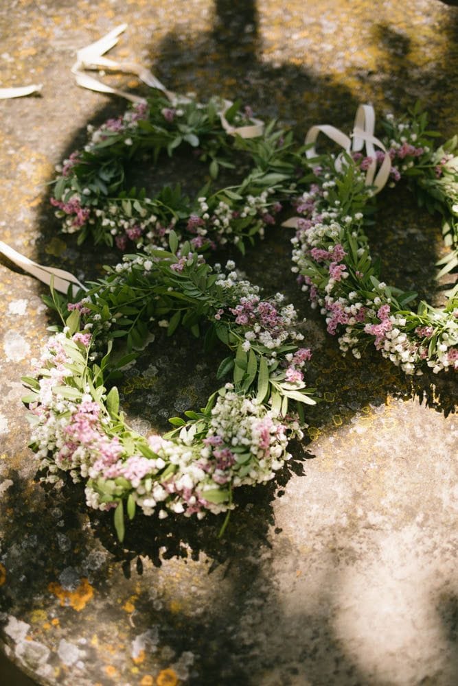 Coronas de damitas de honor de flores silvestres