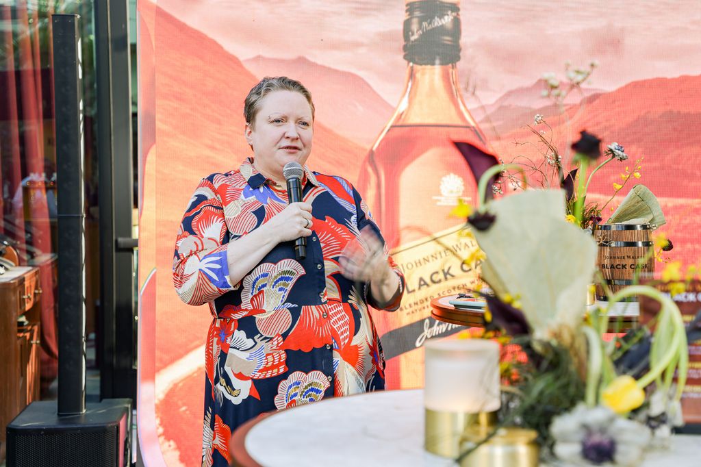 Emma Walker sube al escenario en un evento de HOLA! en Miami para hablar sobre creatividad, maestría artesanal y el próximo capítulo del whisky