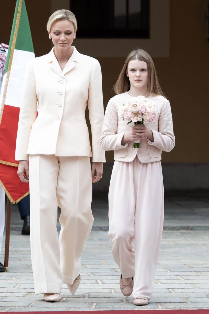 La princesa Charlene de Mónaco y su hija, la princesa Gabriella, durante la visita oficial del ministro italiano a Mónaco.