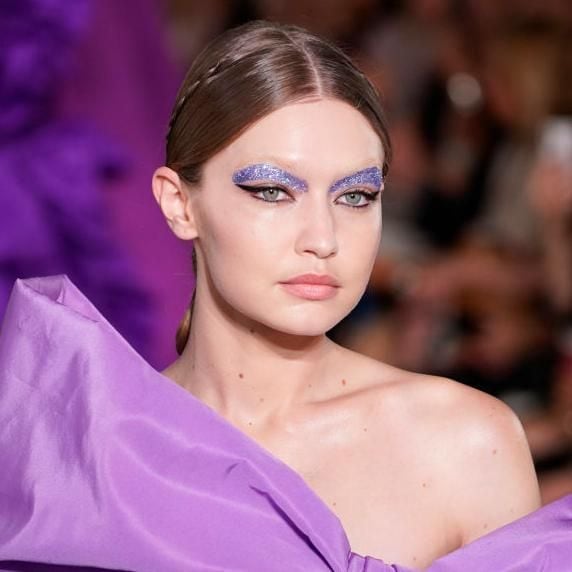 gigi hadid con maquillaje brillante en desfile de valentino