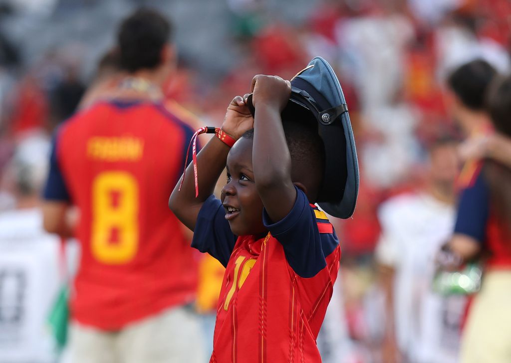 Keyne, el hermano de Lamine, se pone la gorra de uno de los policías del estadio