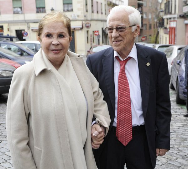Lina Morgan y el padre Ángel durante la presentación de la campaña "Los mayores también creen en los Reyes Magos" en diciembre de 2012
