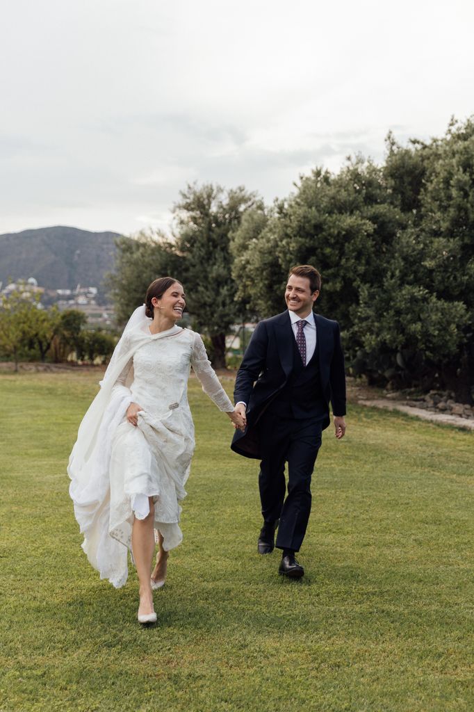 Vestido de novia con broche de Inés Martín Alcalde