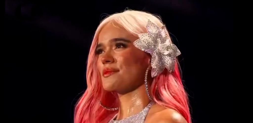 Karol G con un look a medida de Palomo Spain en el último concierto de su gira por Madrid