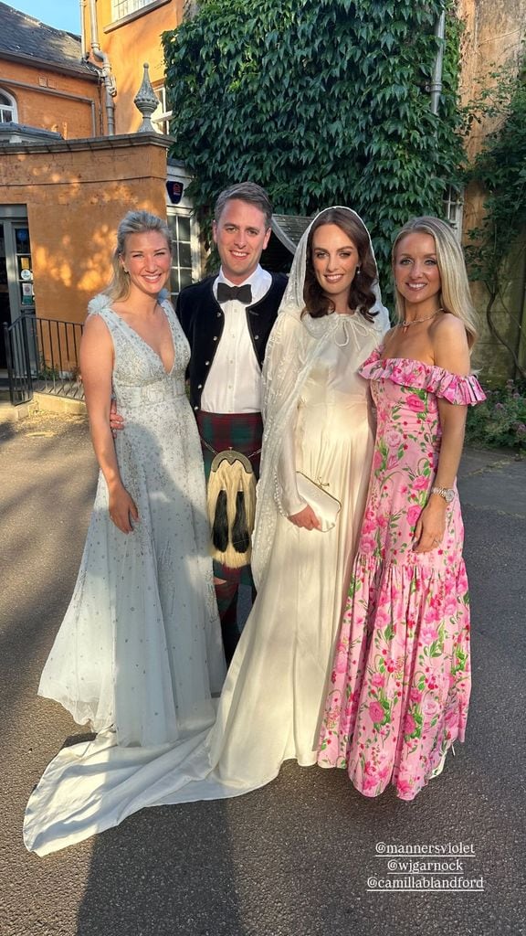 Lady Violet junto a su marido y unas invitadas