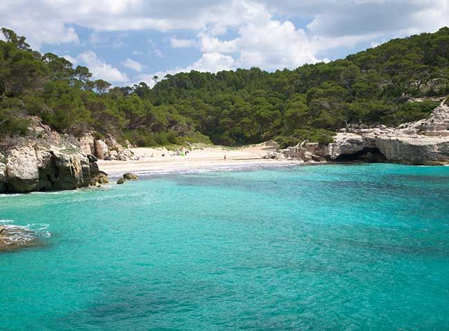 Imagen de una cala en Menorca