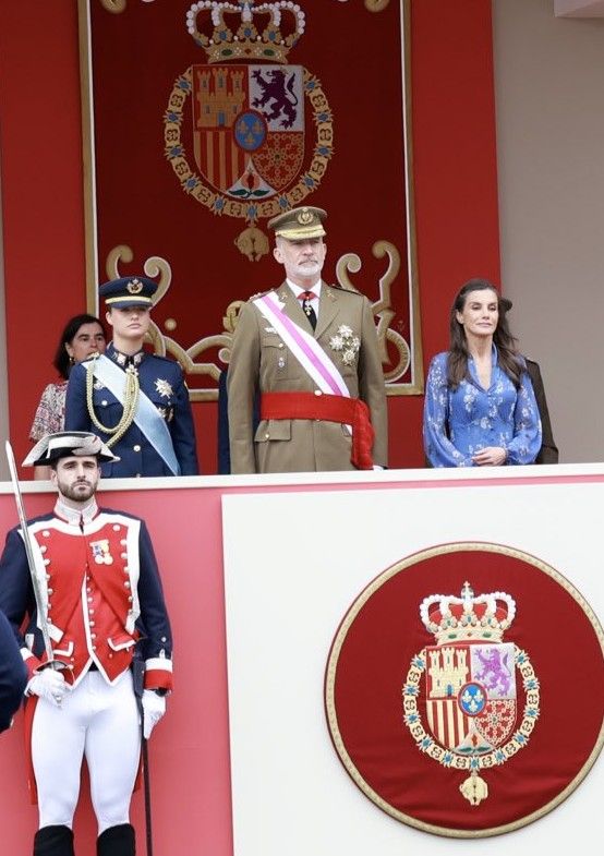 La reina Letizia con vestido azul en el Día de las Fuerzas Armadas 2026 en Vigo.