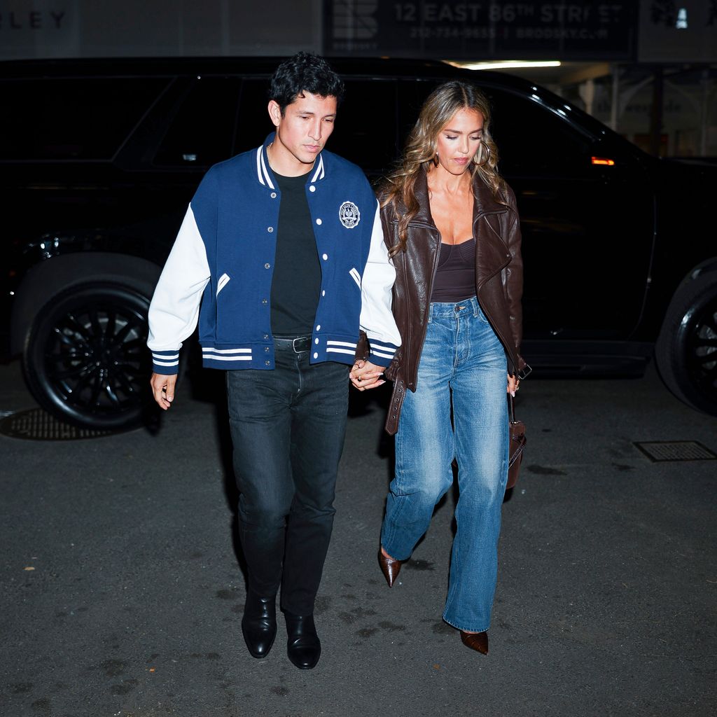 Jessica Alba y Danny Ramirez paseando por Nueva York en septiembre de 2025