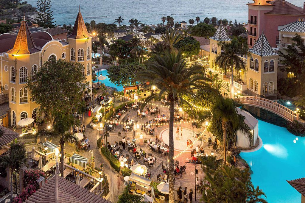 Hotel Bahía del Duque, un pueblo canario