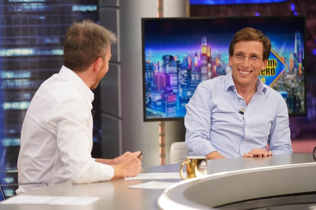 Plano medio de José Luis Martínez-Almeida en El Hormiguero con Pablo Motos
