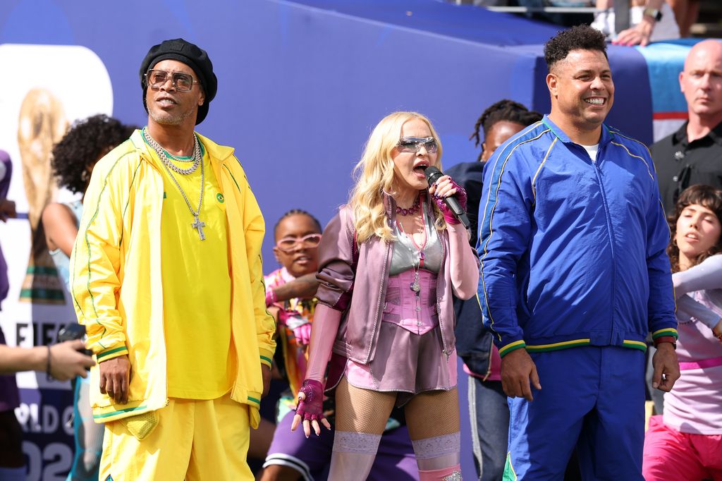 Ronaldinho, Madonna y Ronaldo en el medio tiempo de la final del Mundial 2026 en el New Jersey Stadium.