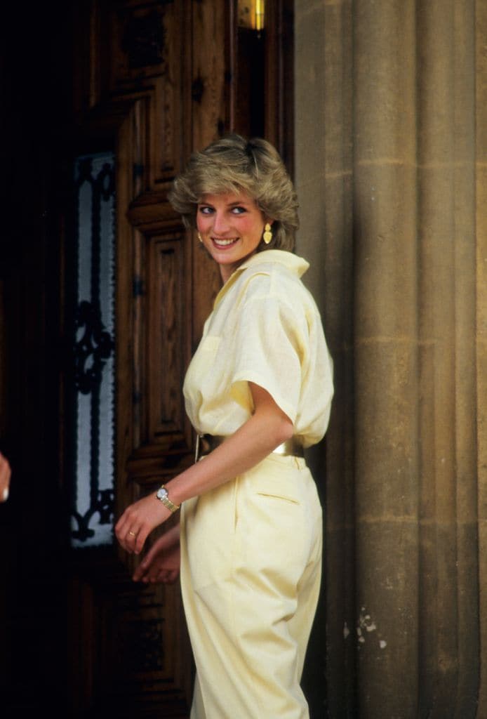 Diana de Gales en amarillo mantequilla.