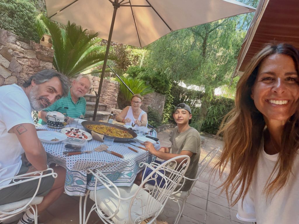 Nuria Roca con Juan del Val, su hijo mayor y sus padres en Valencia