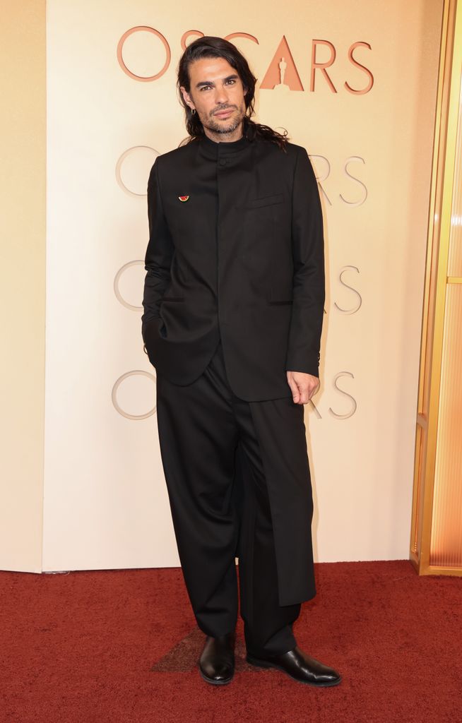 El director español Oliver Laxe en la alfombra roja de los premios Oscar 2026, vestido de Adolfo Domínguez. 