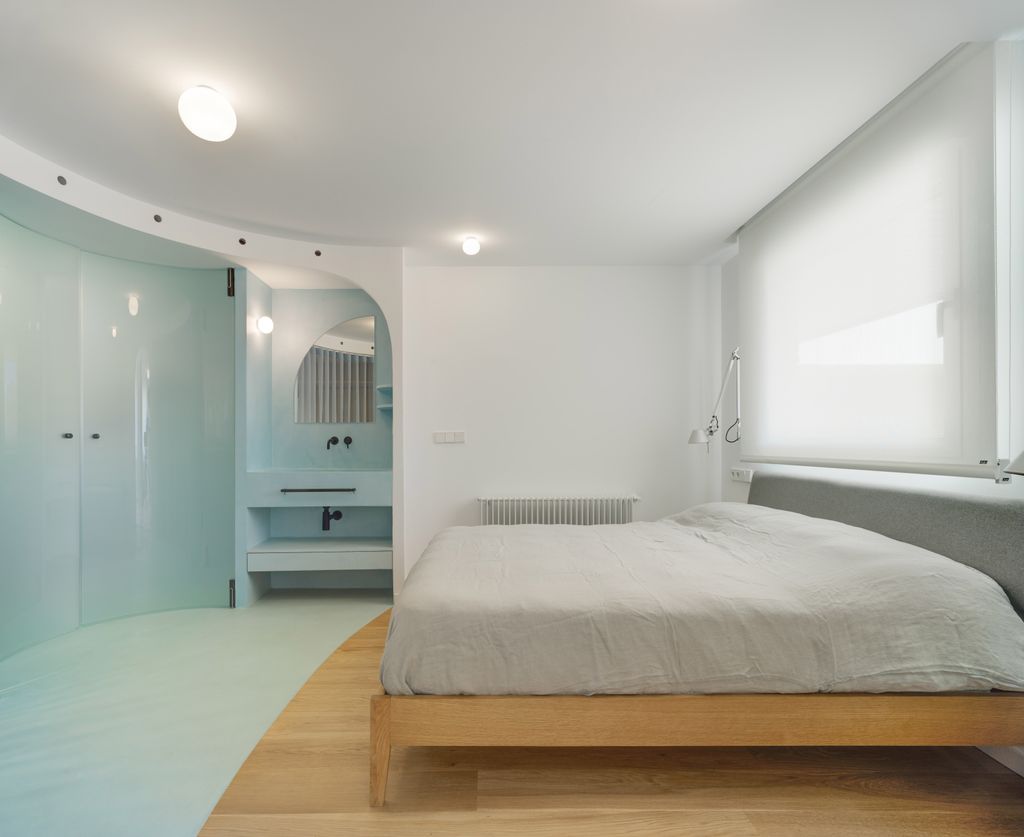Zona de cortesía dle baño (la del lavabo) abierta al dormitorio en un piso de 60 metros2 de Murcia