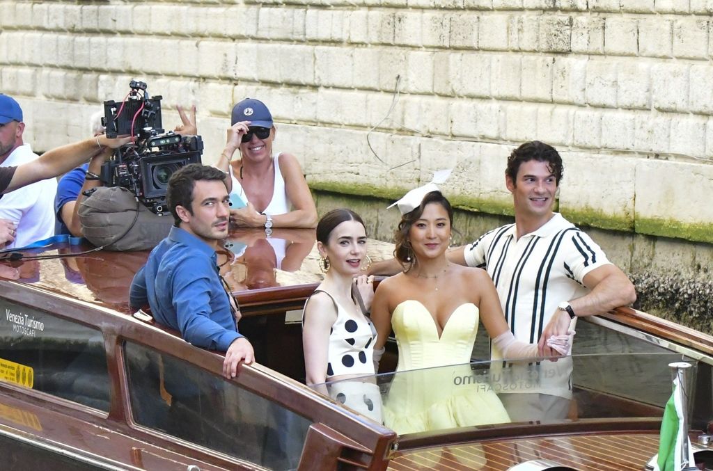 El cast de Emily in Paris ahora en Venecia.