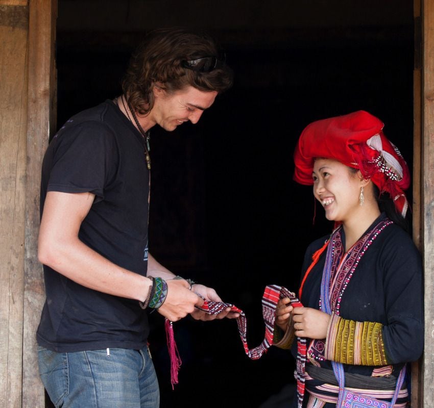 Joven viajando por el pueblo de Sapa, Vietnam
