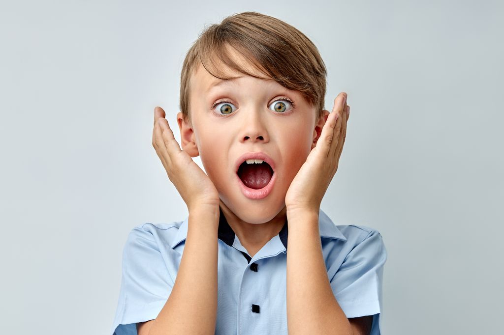 Niño con sorpresa que descubre algo