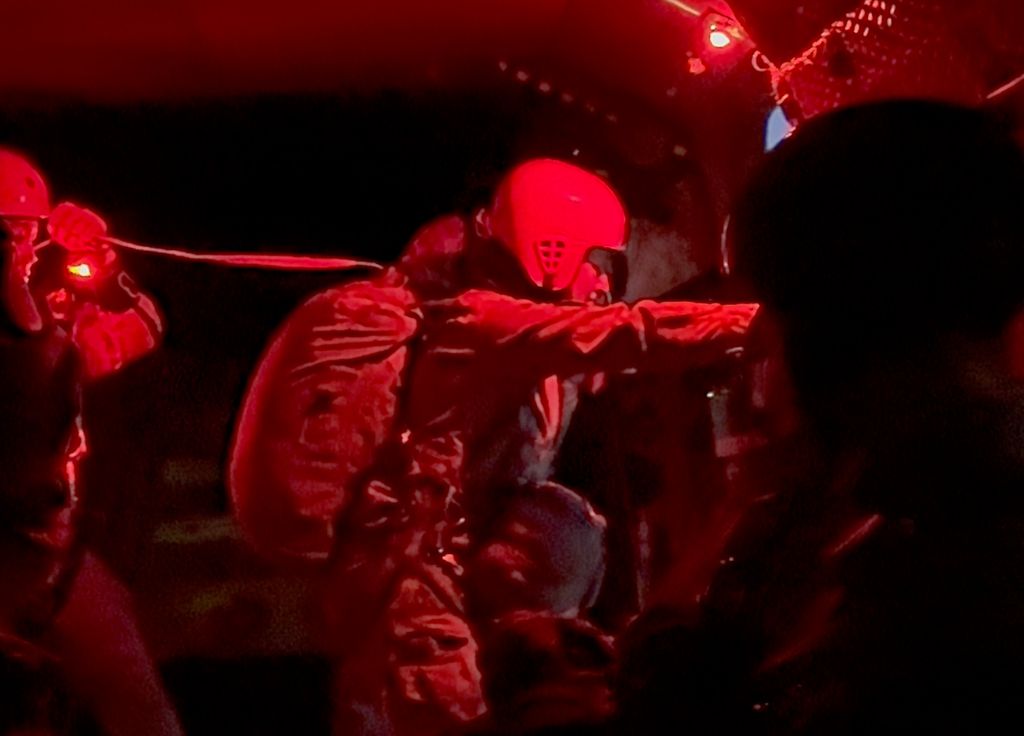 La princesa Leonor tiránndose en paracaídas por la noche 