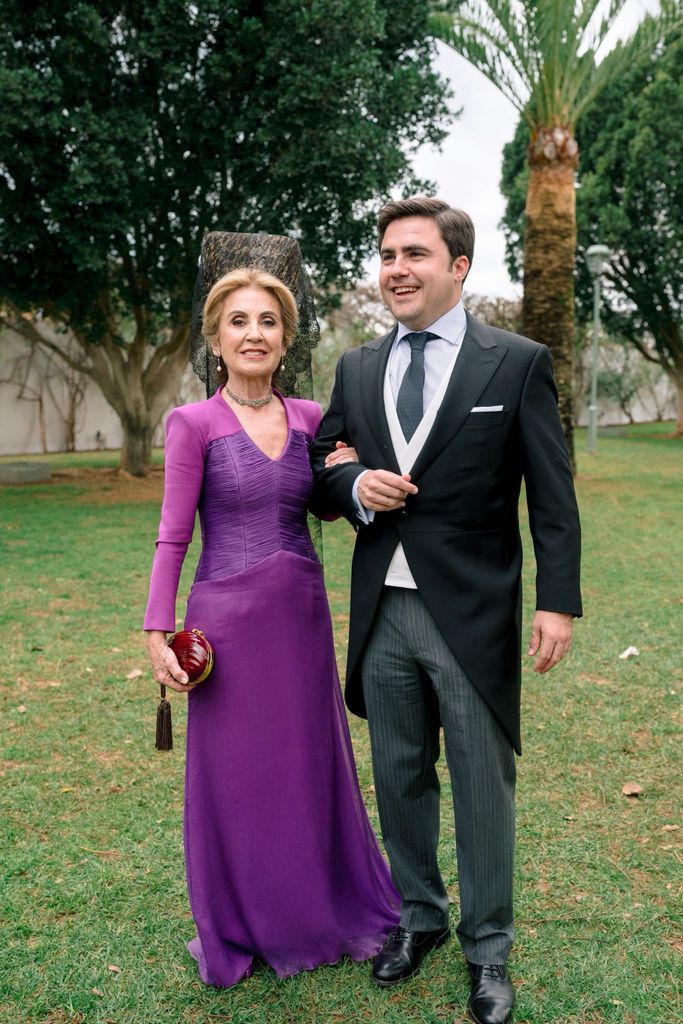 Madrina de boda con vestido drapeado de Nicolás Montenegro