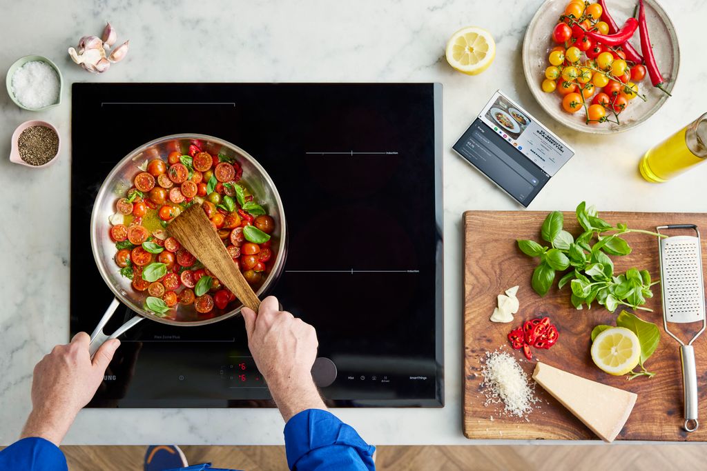 Preparando una receta saludable con ingredientes frescos y tecnología inteligente: así impulsa Jamie Oliver una cocina más sencilla, divertida y accesible para todos.