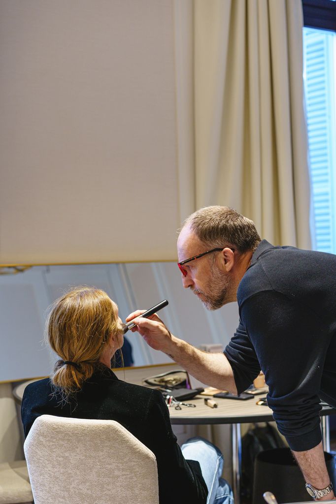 Roberto Sigueiro, maquillador in chief de Lâncome, perfila el maquilla de la gran estilista, Blanca Unzueta, que no quiso perderse el desfile.