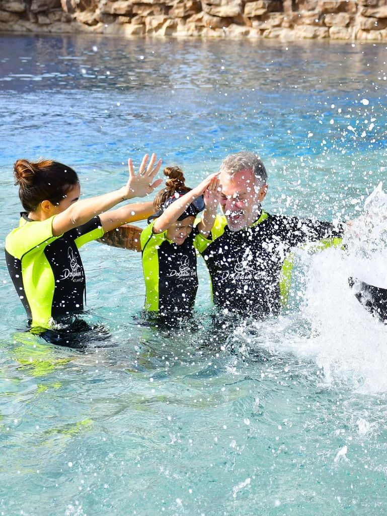 La familia se divirtió en el parque acuático Dolphin Bay, ubicado en el exclusivo resort Atlantis The Palm, en Dubái.