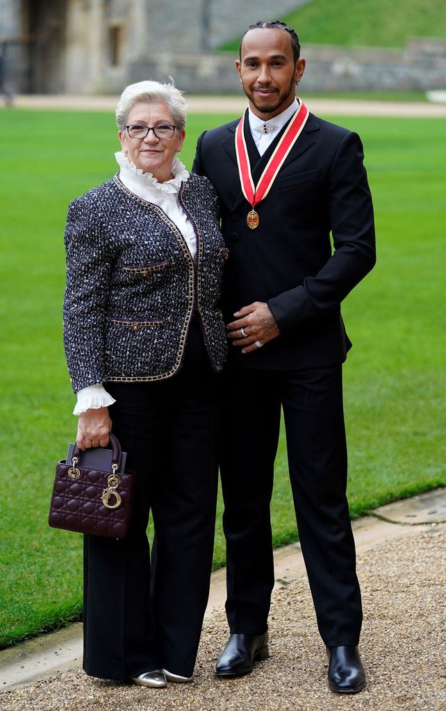 Lewis Hamilton junto a su madre tras ser nombrado Caballero por el príncipe Carlos en el Castillo de Windsor, en 2021