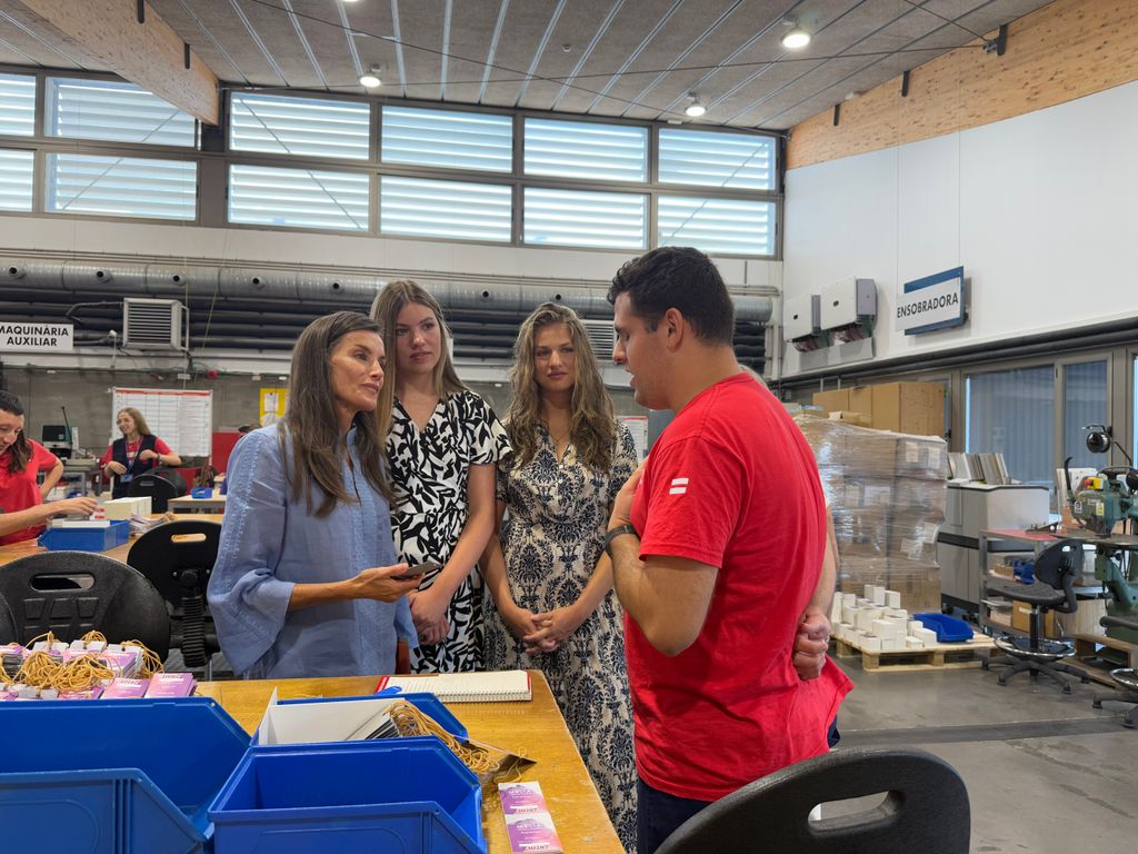 La reina Letizia, la princesa Leonor y la infanta Sofía visitan la fundación Esment en Mallorca