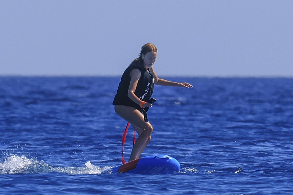 Ester Expósito probó sus habilidades de surfista.