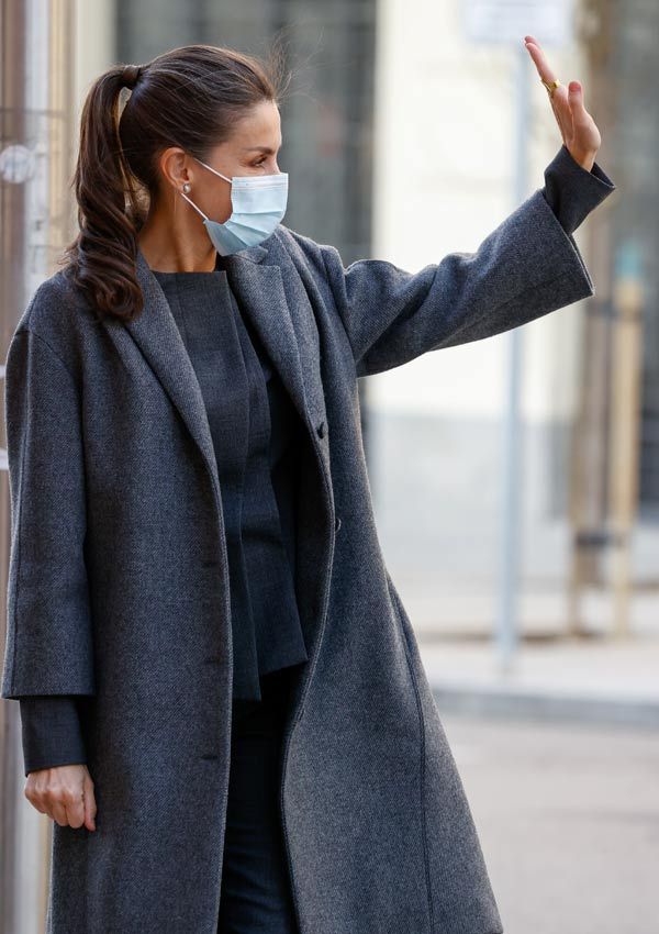 Reina Letizia con traje gris