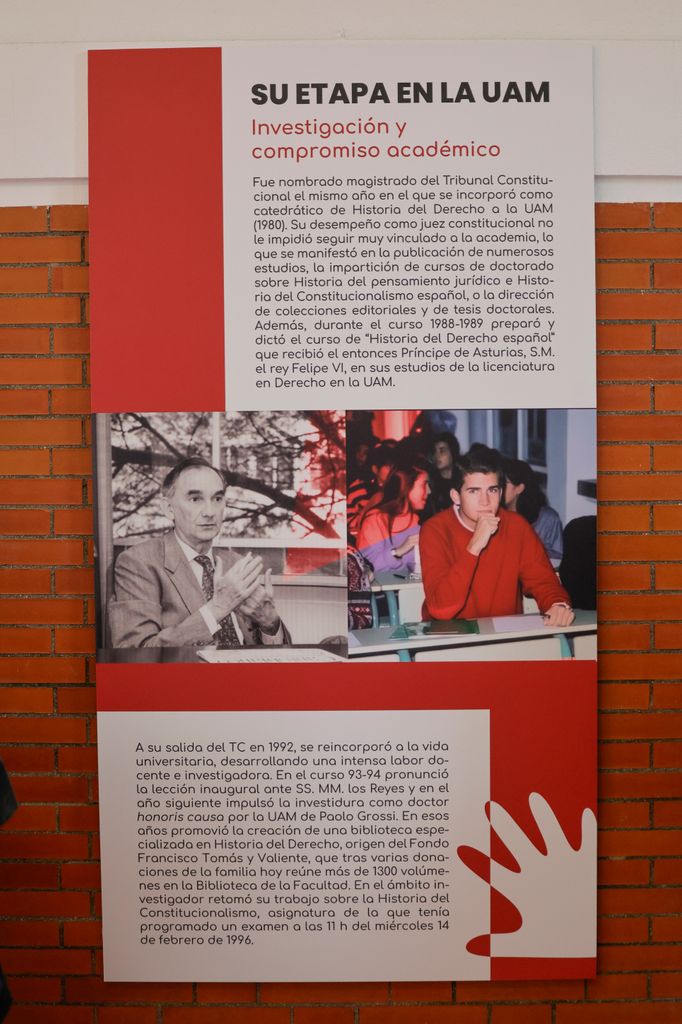 Foto del rey Felipe en la exposición sobre Tomás y Valiente en la Universidad Autónoma