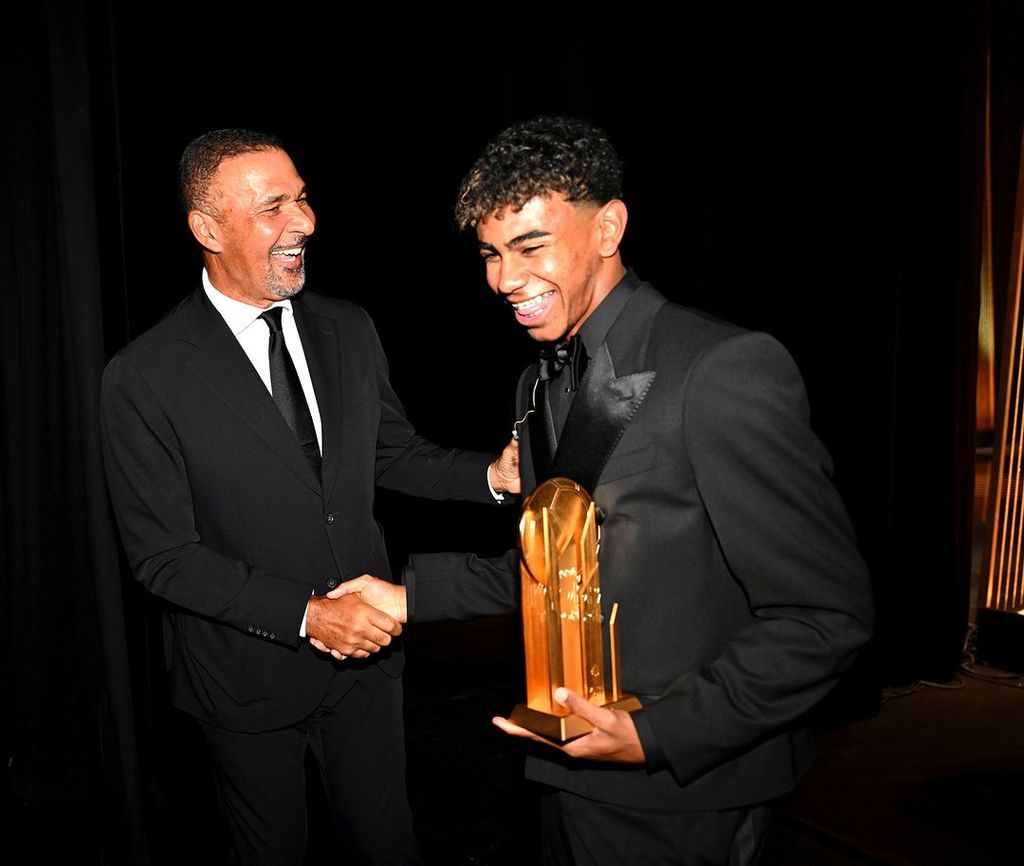 Plano medio de Lamin Yamal recibiendo el Trofeo Kopa en la gala del Balón de Oro 2024
