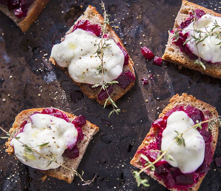 tosta-de-remolacha-con-mousse-de-queso
